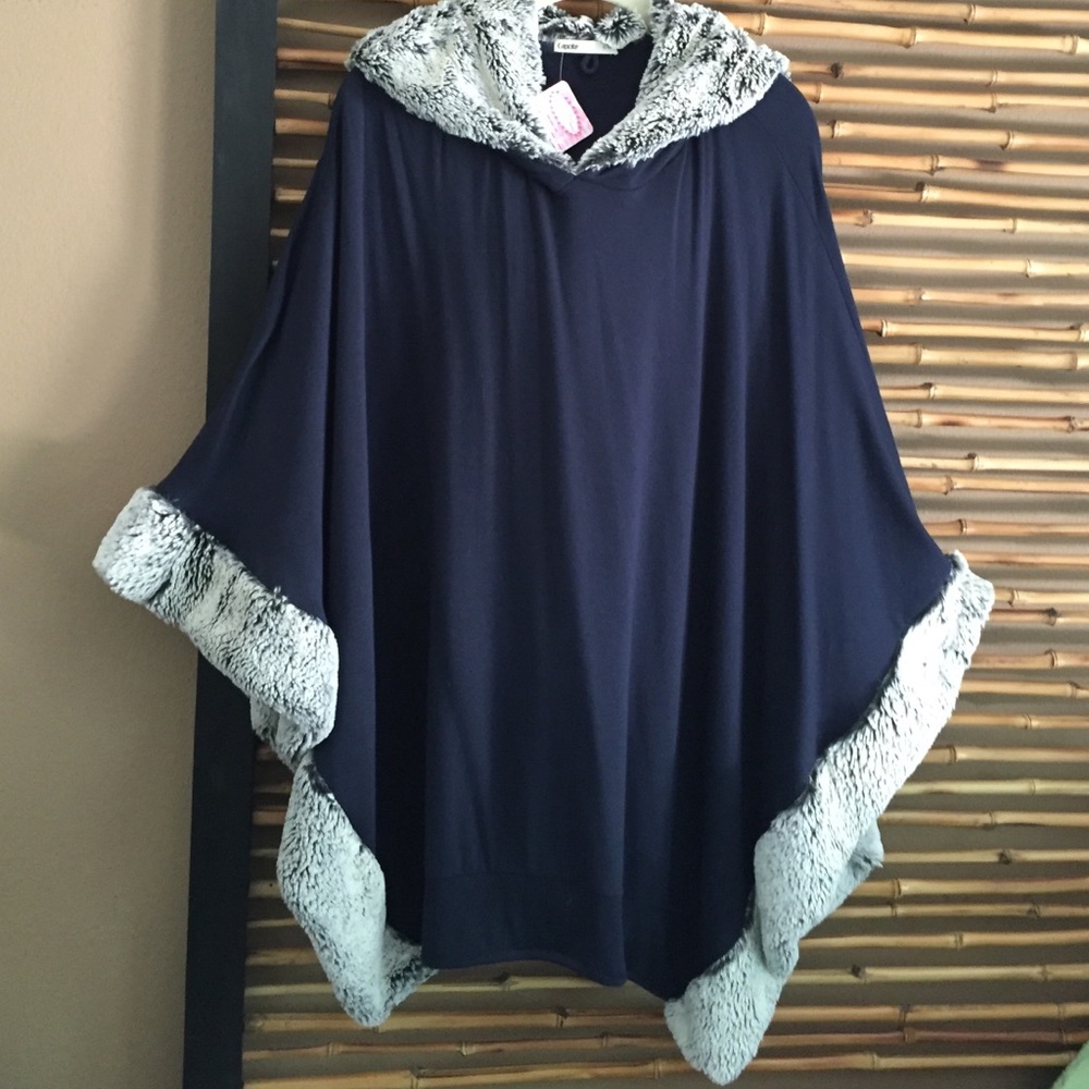 Capote faux fur trimmed hooded cape